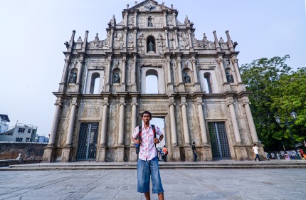 Aku...berdiri dihadapan st. paul ruin...salah satu gereja peninggalan portugal di Macau.